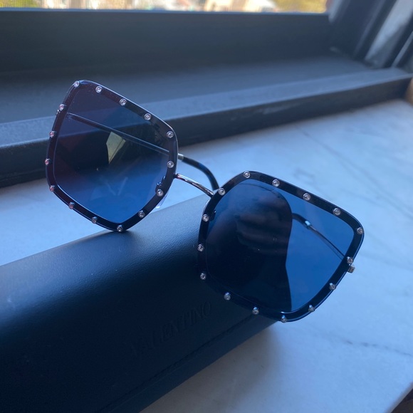 Valentino Sunglasses - Brand New! Never worn! VA2052 - Picture 13 of 16